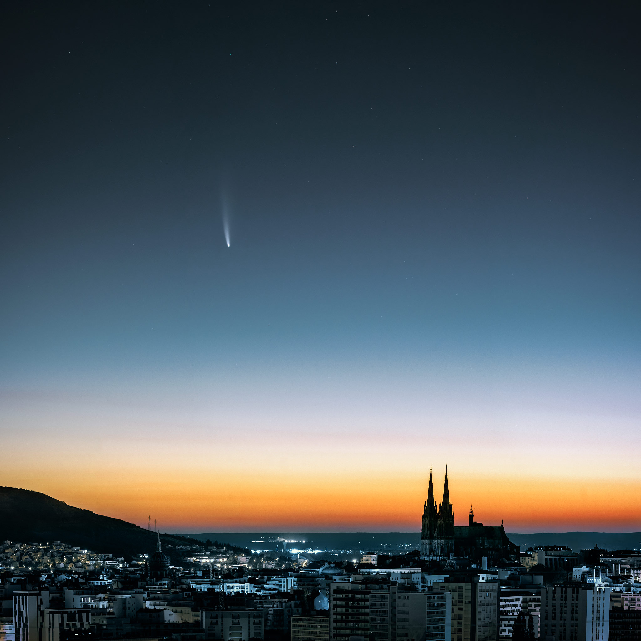 La Cathédrale Notre-Dame-de-l'Assomption et la comète NéoWise, à Clermont-Ferrand - Photo du passage de la comète NéoWise au dessus de la Cathédrale de Clermont-Ferrand, par BrOk