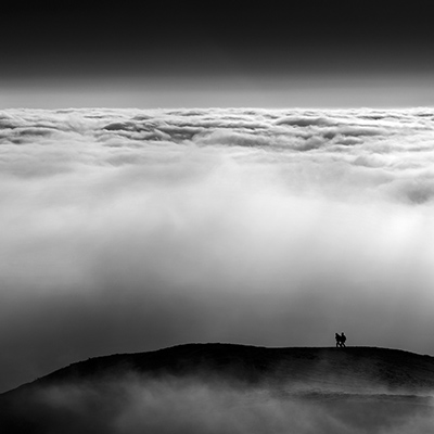 Photo de randonneurs dans une mer de nuages au sommet du Puy de Dôme, Brok