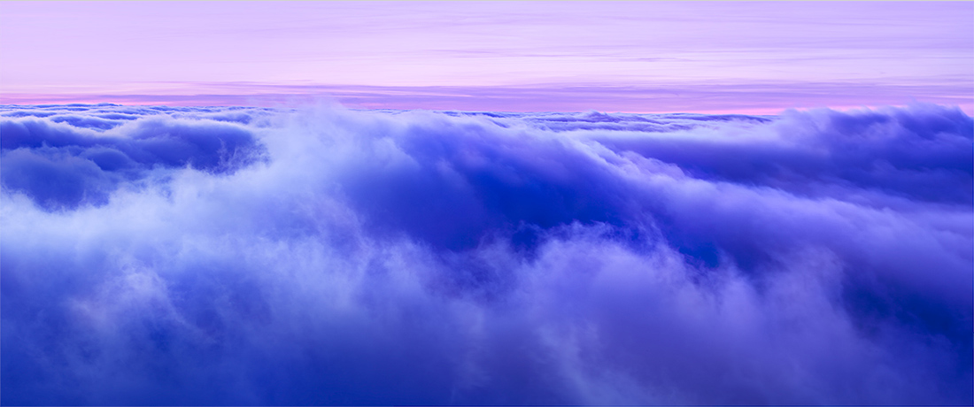 Photo panoramique d'une mer de nuages au crépuscule depuis le sommet du Puy de Dôme, Brok photographie