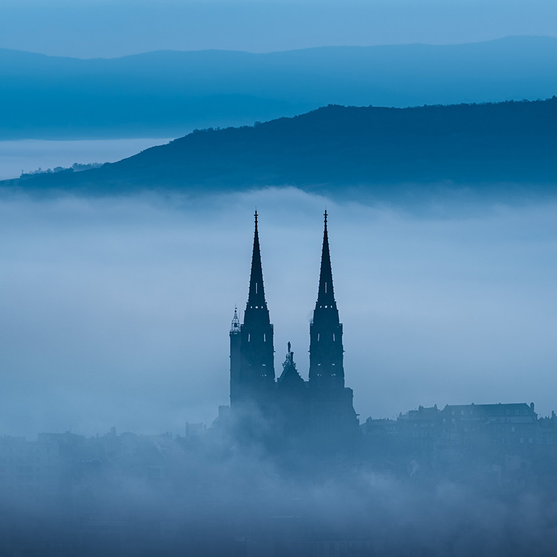 Cathédrale de Clermont-Ferrand le matin dans une mer de nuage, Auvergne, BrOk