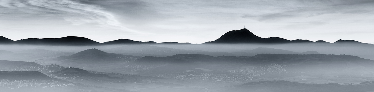 La chaine des puys un jour de brume - Photo panoramique en noir et blanc, de la chaine des puys, Brok photographie