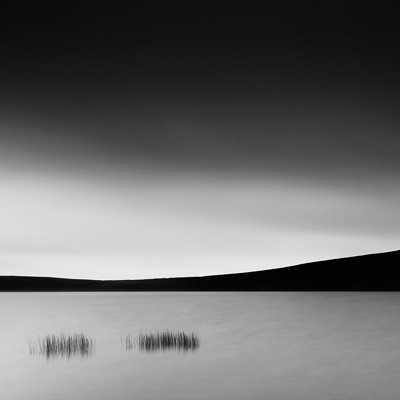 Photo en noir et blanc du lac d'en haut de la Godivelle un jour de pluie, Brok photographie