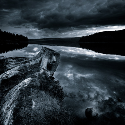 Photo en noir et blanc du lac de Servières en été un jour d'orage, Brok photographie